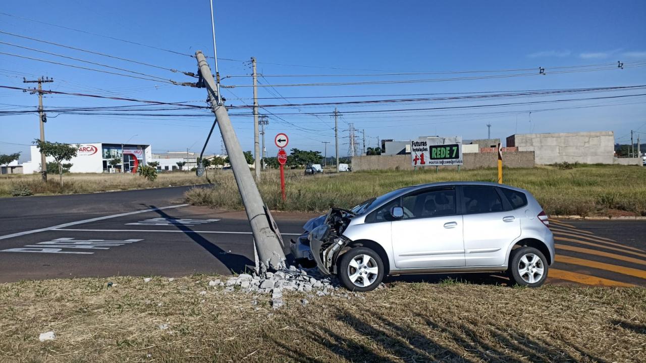 Foto 4 de 6 — Motorista perde controle de direção e bate em poste